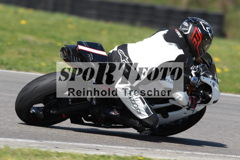 /Archiv-2022/07 16.04.2022 Speer Racing ADR/Gruppe gelb/backside